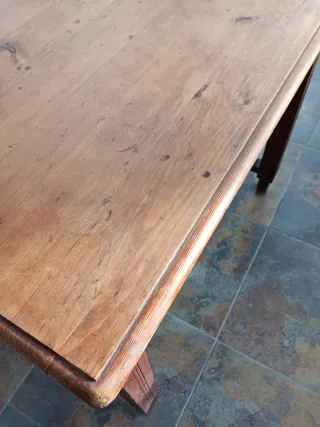 Antigüa mesa rustica con estilo modernista