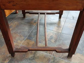 Antigüa mesa rustica con estilo modernista