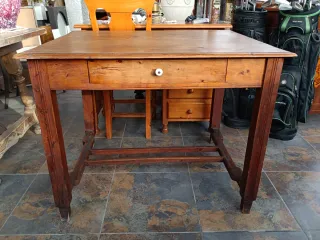 Antigüa mesa rustica con estilo modernista