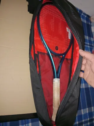 Raqueta de tenis con pelota y funda