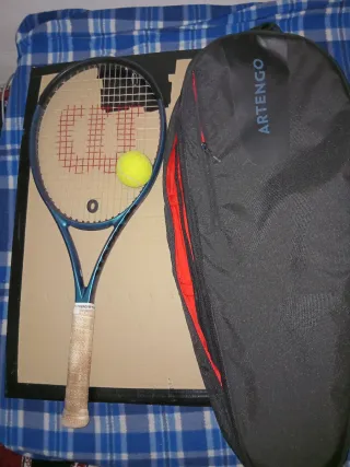 Raqueta de tenis con pelota y funda