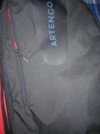 Raqueta de tenis con pelota y funda