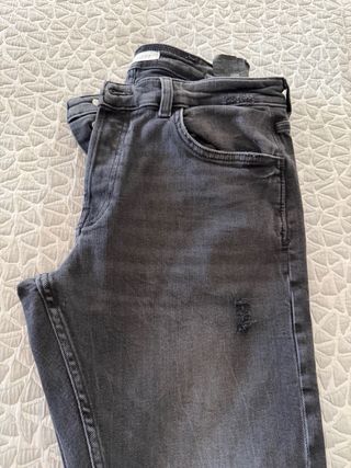 Pantalón vaquero hombre gris desgastado