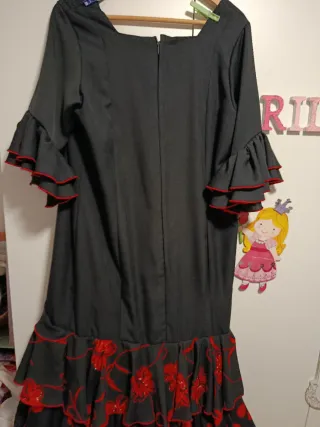 Traje de flamenca negro y rojo
