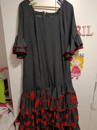Traje de flamenca negro y rojo