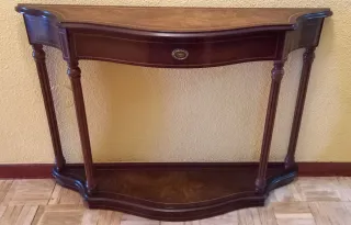 Consola de madera clásica