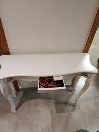 Mueble recibidor blanco y beige