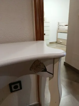 Mueble recibidor blanco y beige