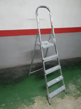 Escalera de aluminio plegable