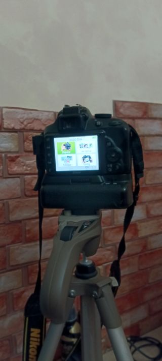 Cámara Nikon D3300 con objetivo y accesorios