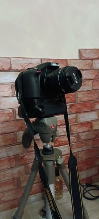 Cámara Nikon D3300 con objetivo y accesorios