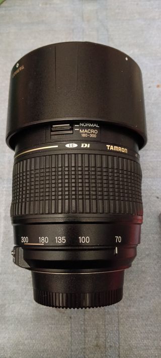 Cámara Nikon D3300 con objetivo y accesorios