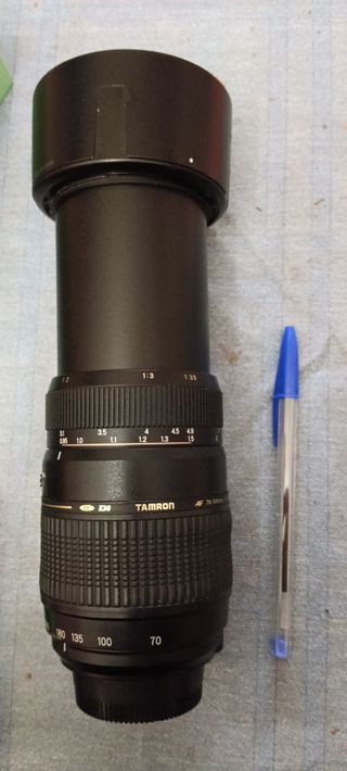 Cámara Nikon D3300 con objetivo y accesorios