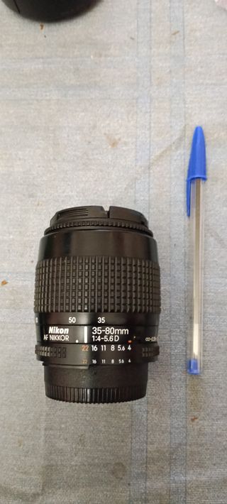 Cámara Nikon D3300 con objetivo y accesorios