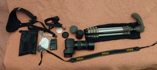 Cámara Nikon D3300 con objetivo y accesorios