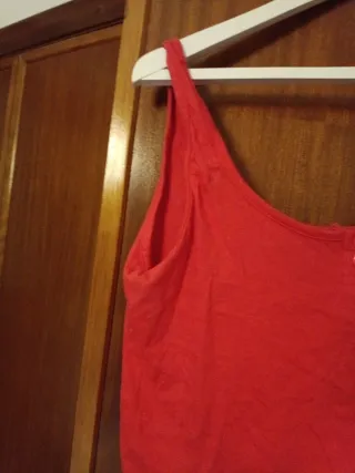 Top rojo con botones