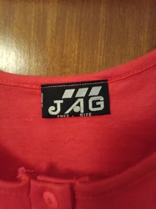 Top rojo con botones