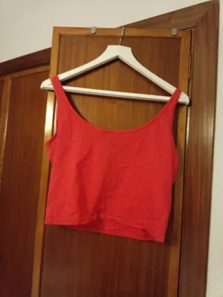 Top rojo con botones