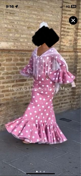 Vestido de flamenca rosa lunares y mantoncillo.