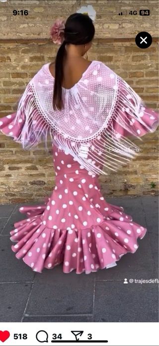 Vestido de flamenca rosa lunares y mantoncillo.