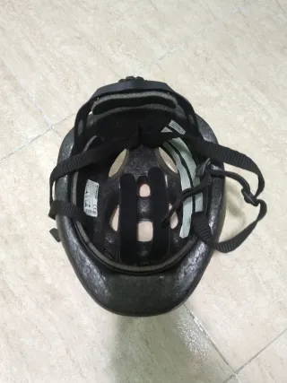 Casco infantil rosa con dibujos