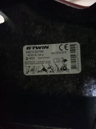 Casco infantil rosa con dibujos