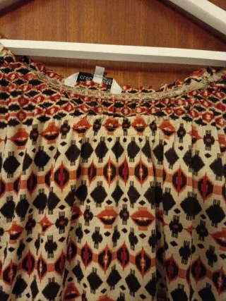 Blusa estampada beige y roja