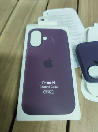 Funda de silicona con MagSafe para el iPhone 16 - Ciruela