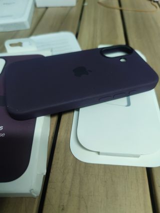 Funda de silicona con MagSafe para el iPhone 16 - Ciruela