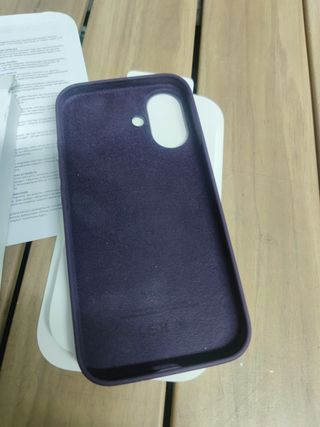 Funda de silicona con MagSafe para el iPhone 16 - Ciruela