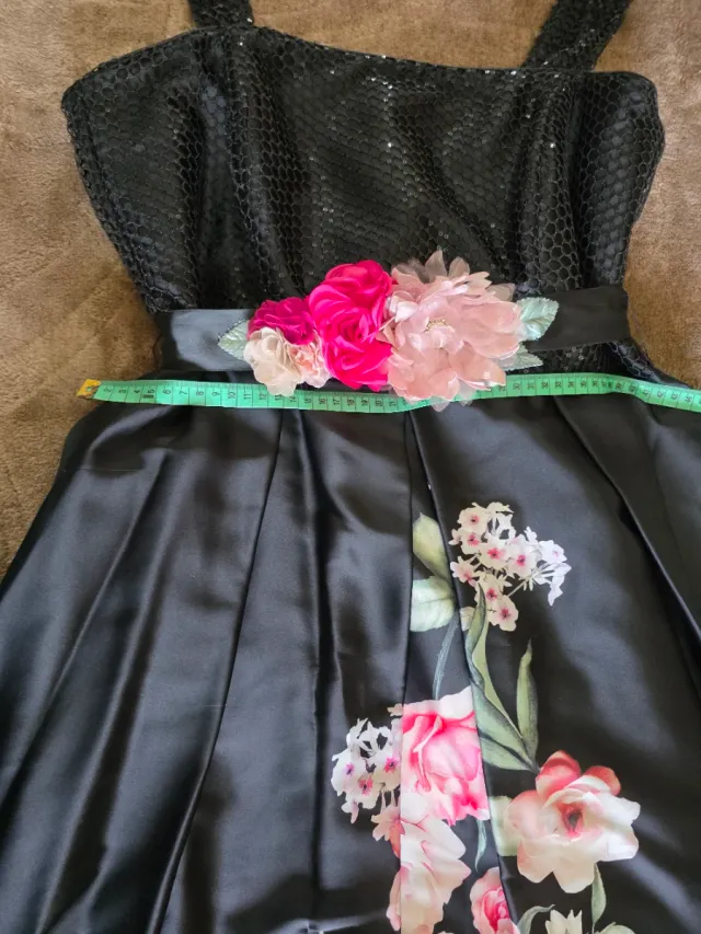 Vestido de fiesta floral negro y rosa