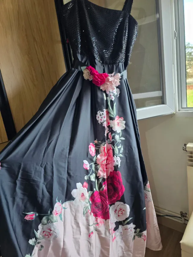 Vestido de fiesta floral negro y rosa