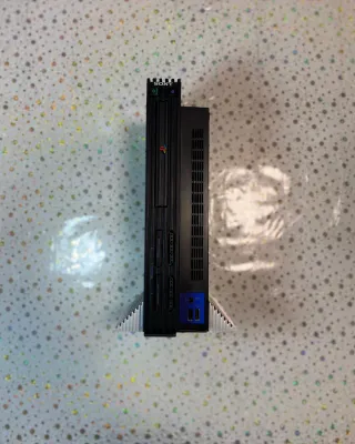 PlayStation 2 con mandos y juegos