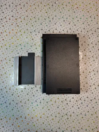 PlayStation 2 con mandos y juegos