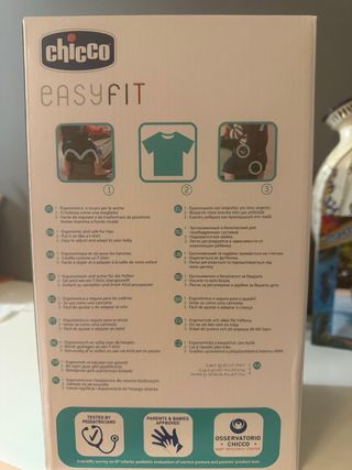 Mochila portabebés gris en su caja