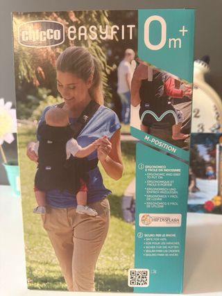 Mochila portabebés gris en su caja