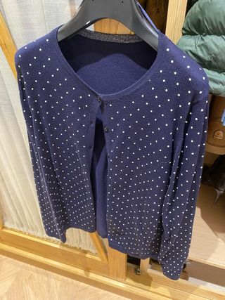 Cardigan azul con lunares blancos