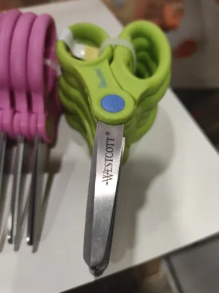 Expositor giratorio para tijeras escolares