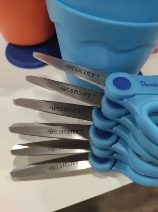 Expositor giratorio para tijeras escolares