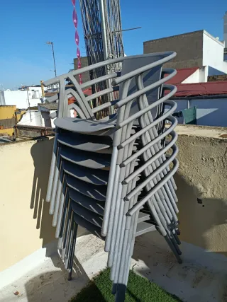 Tumbona sillas césped baúl mesa luces