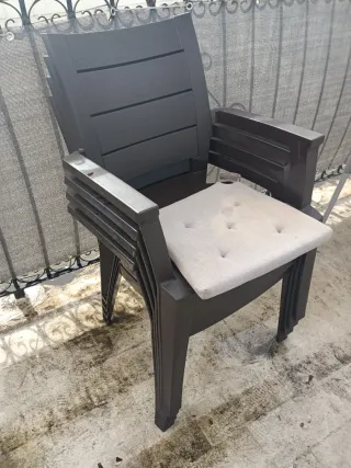 Tumbona sillas césped baúl mesa luces