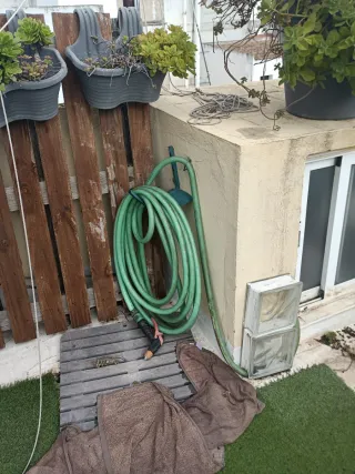 Tumbona sillas césped baúl mesa luces