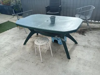 Tumbona sillas césped baúl mesa luces