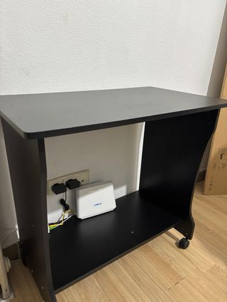 Scrivania nera con ruote