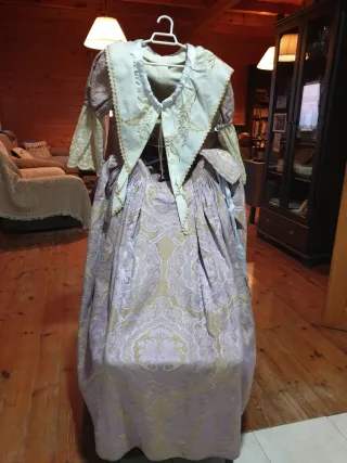 Traje de Fallera Morado y Dorado