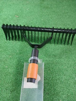 Rastrillo aireador Fiskars - 37cm