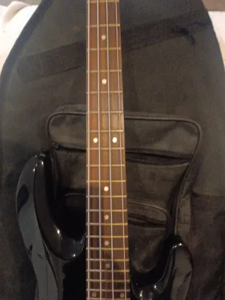 Bajo Eléctrico Negro