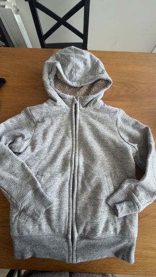 Sudadera Uniqlo gris con forro polar