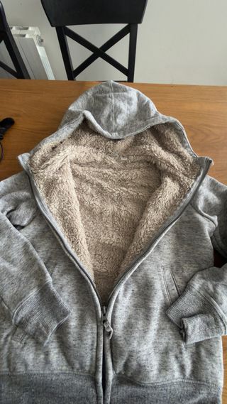 Sudadera Uniqlo gris con forro polar