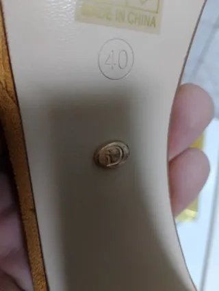 Zapatos de tacón dorados talla 40